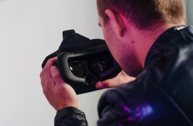 Adam VR gözlüğü takacak.