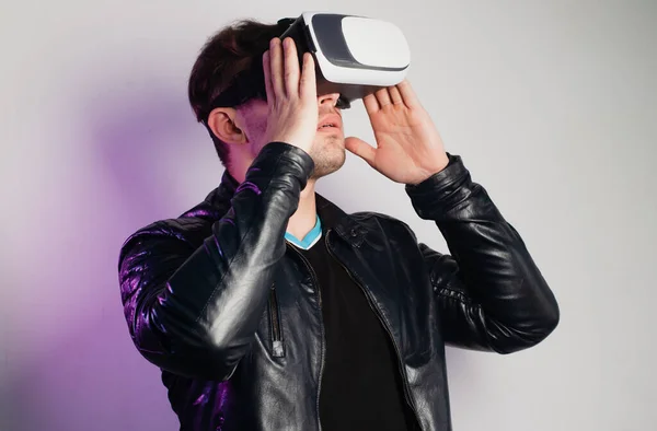 Man Glasses Enjoys Virtual Reality — Stock Photo, Image