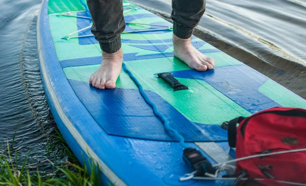 Mens feet on the addleboard close-up, sup Board texture, — 스톡 사진