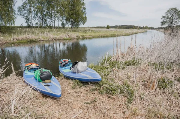 Dos tablas de sup en la playa con cosas, concepto de viaje de paddleboard , — Foto de Stock