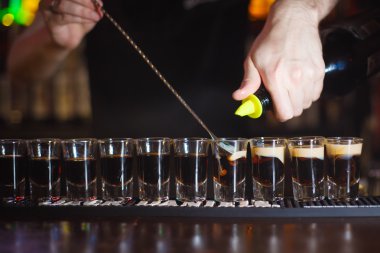 Barmen B52 bir sürü içki alıyor.