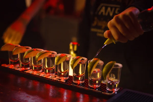 O barman derrama muita tequila — Fotografia de Stock