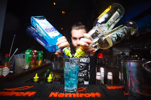 MOSCOW, RÚSSIA - NOVEMBRO 10, 2016: O barman prepara coquetel alcoólico no bar Nemiroff — Fotografia de Stock