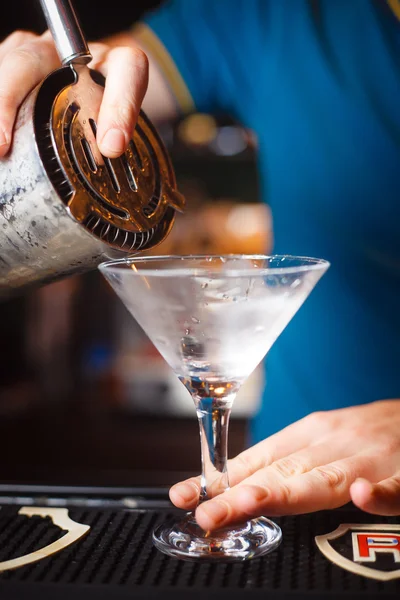 O barman serve uma bebida em um vidro frio closeup — Fotografia de Stock