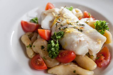 COD bir tabak içinde sulu fileto