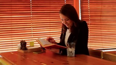 Kız ilginç bir kitap okuma