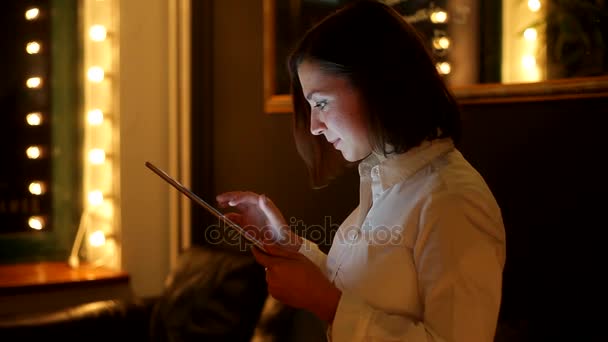 Закрыть лицо женщины, улыбающейся в своем цифровом кабинете в кафе — стоковое видео