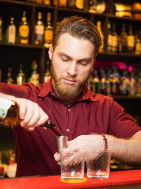 Dökme viski Brutolny barmen adam yok