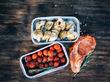 Mantar ve pişirme önce domates çiğ et