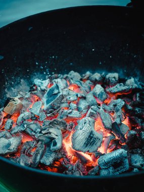 içinde mangal kömürü