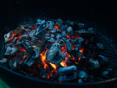 içinde mangal kömürü