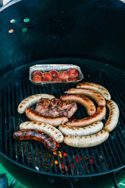 İştah açıcı et bir ızgarada kızartılmış