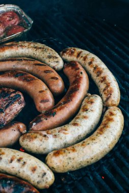Sulu sosis ızgara üzerinde yanmış