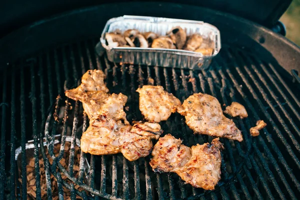 Hühnchen wird auf dem Grill gekocht — Stockfoto