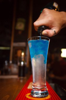 Bir kokteyl Blue Curacao doldurma
