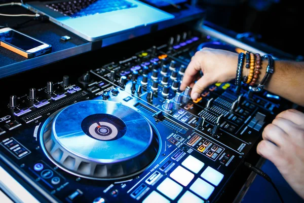 Panel de control DJ en el club — Foto de Stock