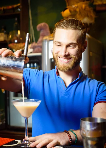 Barman nalewa fajne koktajl alkoholowy — Zdjęcie stockowe