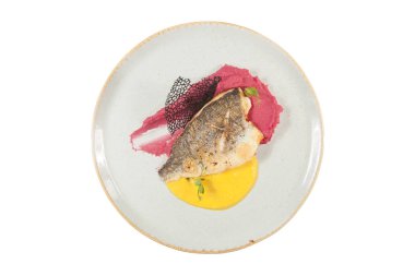 Beyaz bir arka plan üzerinde balık yemek