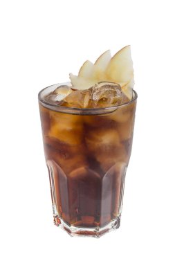 Beyaz arka plan üzerinde izole viski kola kokteyl