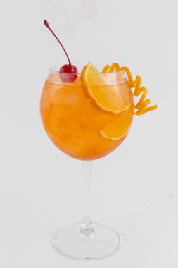 Parlak alkol kokteyl aperoin spritz