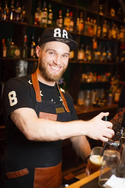 Hoş barmen bira barda dökülen.