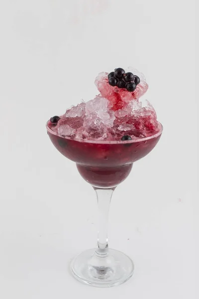 Холодный коктейль с черной смородиной — стоковое фото