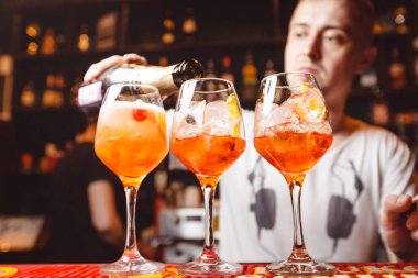 Bir gece kulübünde taze yaz içeceği