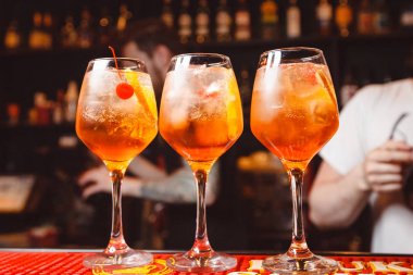 Bir gece kulübünde taze yaz içeceği