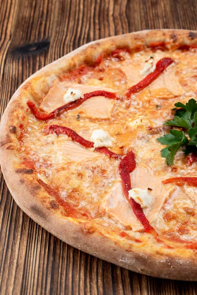 Pizza de frutos do mar assados com queijo derretido e ketchup em fundo de madeira — Fotografia de Stock