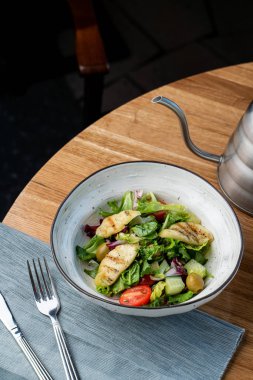 Yeşil sebzeli ve domatesli Halloumi peynirli salata.