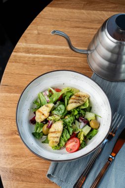 Yeşil sebzeli ve domatesli Halloumi peynirli salata.