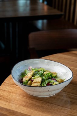 Yeşil sebzeli ve domatesli Halloumi peynirli salata.