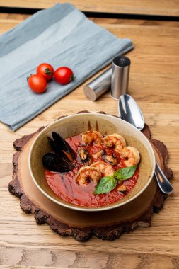 Kral karides, istiridye ve sarımsaklı sıcak ve baharatlı domates çorbası.