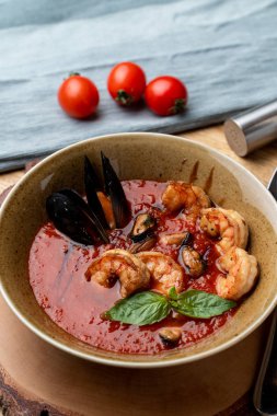 Kral karides, istiridye ve sarımsaklı sıcak ve baharatlı domates çorbası.