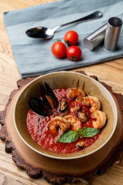 Kral karides, istiridye ve sarımsaklı sıcak ve baharatlı domates çorbası.