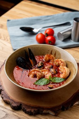 Kral karides, istiridye ve sarımsaklı sıcak ve baharatlı domates çorbası.