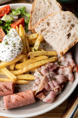 Pastırmalı, kavrulmuş sosisli, haşlanmış yumurta ve salatalı kahvaltıyı kapat.