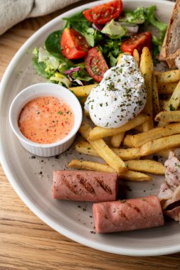 Pastırmalı, kavrulmuş sosisli, haşlanmış yumurta ve salatalı kahvaltıyı kapat.