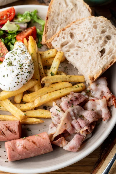 Pastırmalı, kavrulmuş sosisli, haşlanmış yumurta ve salatalı kahvaltıyı kapat.