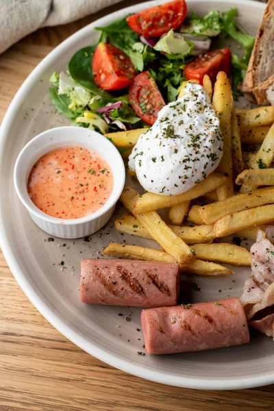 Pastırmalı, kavrulmuş sosisli, haşlanmış yumurta ve salatalı kahvaltıyı kapat.