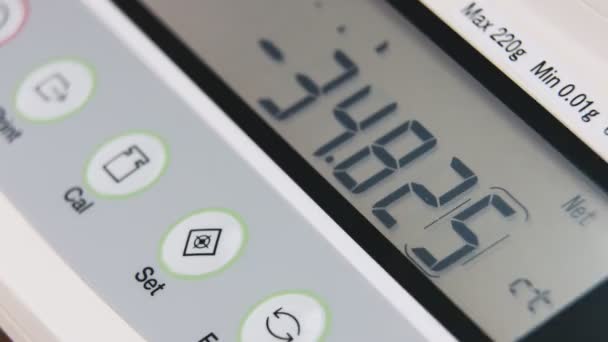 Electronic scales on a jewelry production with numerals changing — Stock Video