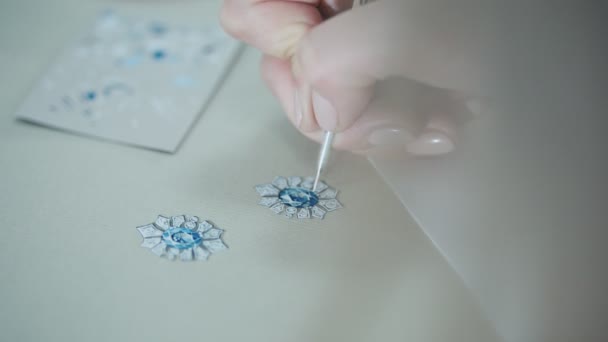 Giovane donna, una designer di gioielli sta disegnando uno schizzo per un nuovo anello in una produzione di gioielli — Video Stock