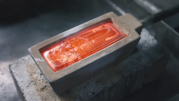 Metal precioso quente em um molde em uma manufatura de jóias de artesanato — Vídeo de Stock