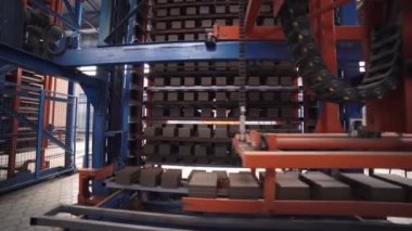 Yükleme aracı gri tuğla bloklarını yakın çekim için yerleştiriyor.