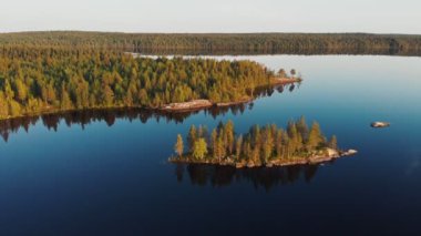 Karelia, Rusya - 2019 yazı: İHA hava saldırısı, yukarıdan deniz manzarasını büyüt