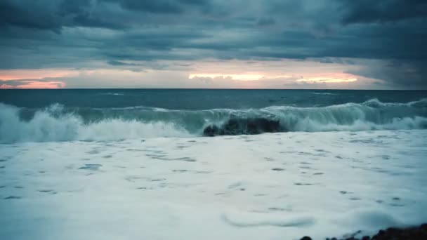 Oroszország, Kola-félsziget, Barents-tenger: erős hullámok csapnak le — Stock videók