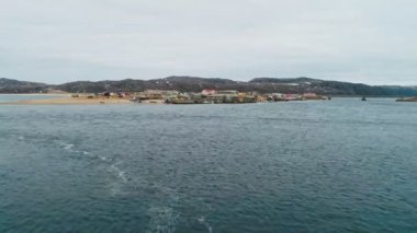 Rusya, Kola Yarımadası, Teriberka Köyü, Teriberka deniz manzarası üzerinde uçan insansız hava aracı