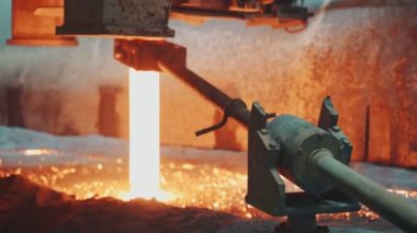 Erimiş metal çelik dökümhanesine dökülüyor.