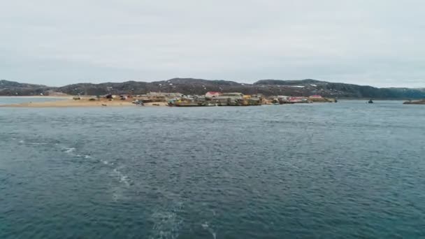 RUSSIA, KOLA PENINSULA, TERIBERKA VILLAGE, drone che sorvola Teriberka vista mare — Video Stock