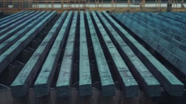 Hazır çelik bölmeler demir fabrikasında üretim hattında ilerliyor.